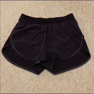 Lululemon - Scallop Black Shorts - Size 4